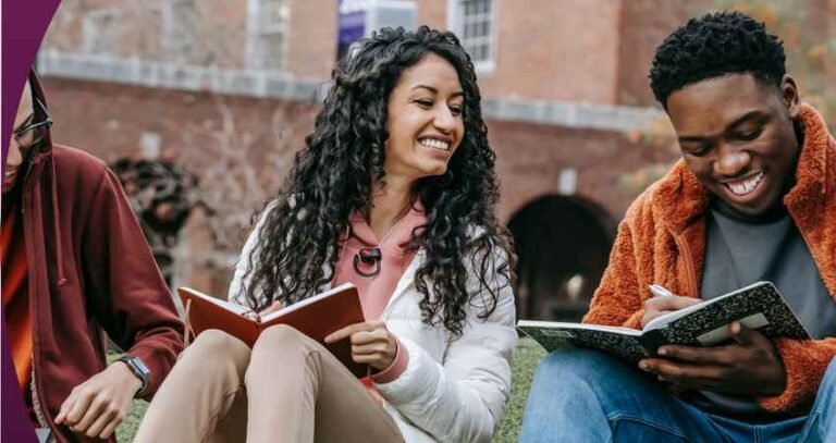 Students studying together outdoors discussing oplzlepredstavy digital positioning strategy and content planning concepts.