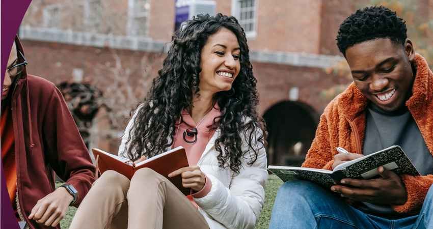 Students studying together outdoors discussing oplzlepredstavy digital positioning strategy and content planning concepts.